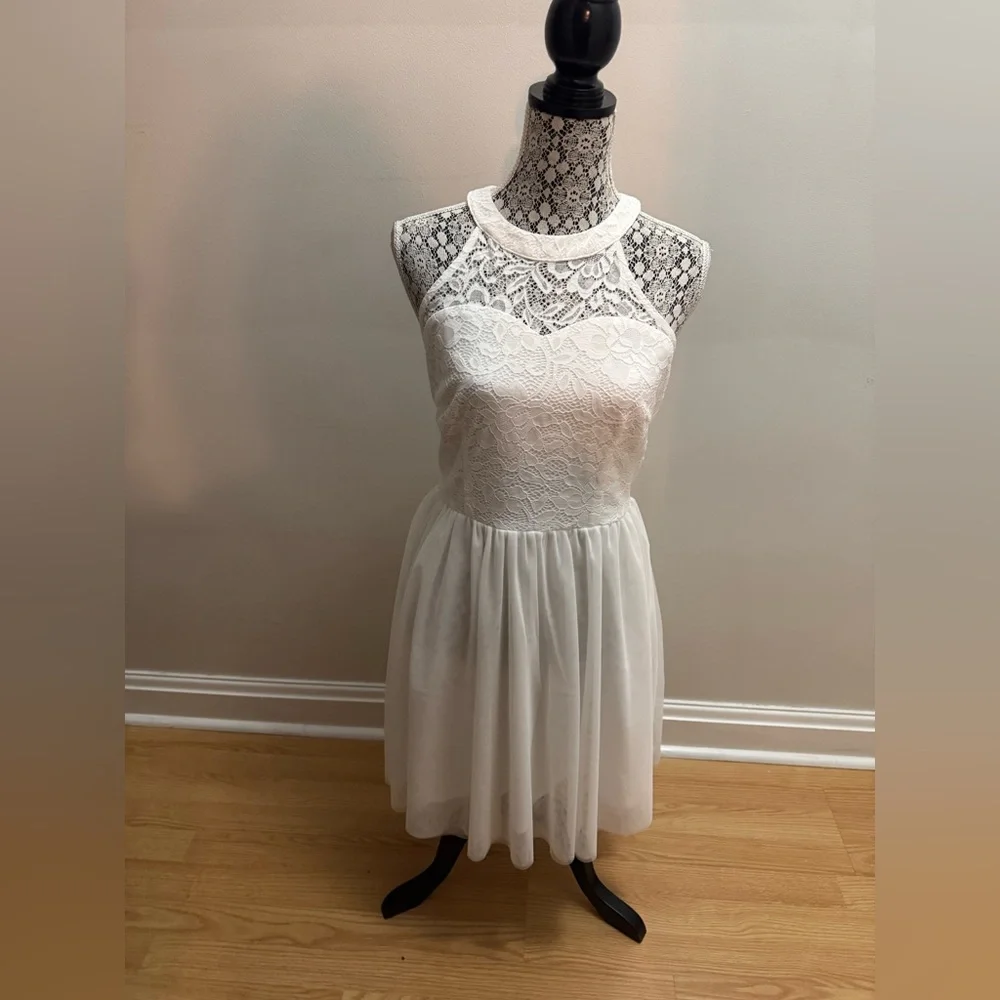 Elegant Lace Halter Dress - in black, white or peach NWT - Picture 4 of 16